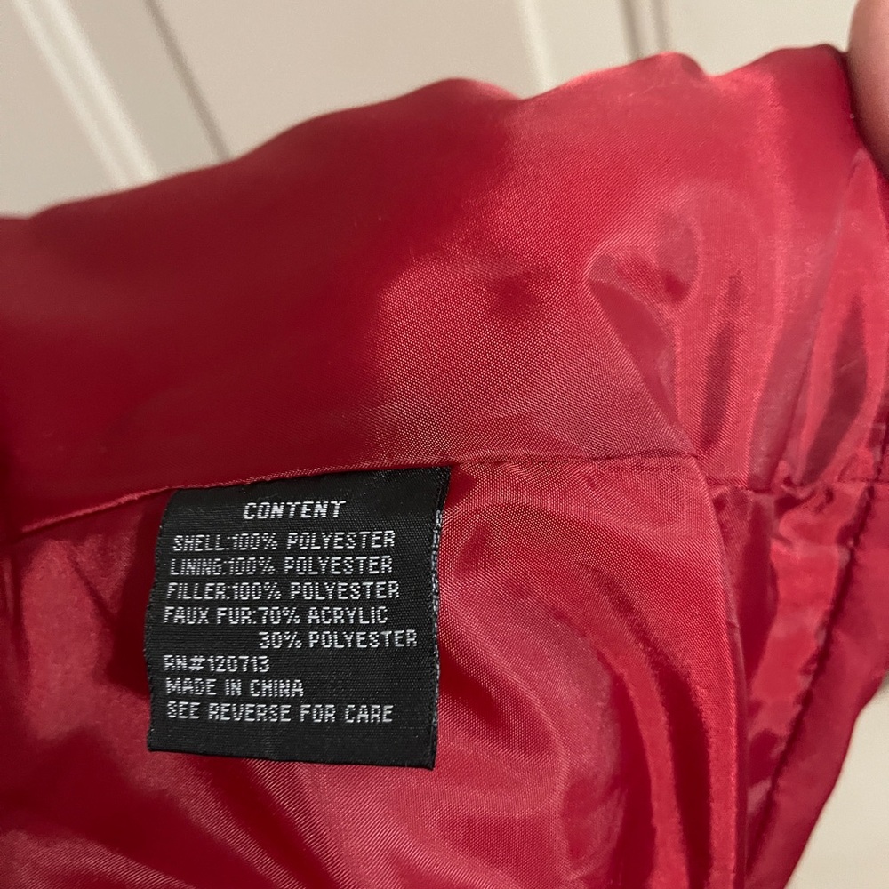Sporto red puffer vest with black fur trimmed removable hood. NWT. Size L. - Picture 9 of 14